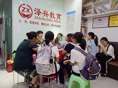 涪陵澤興高品質教育機構2019暑期班報名異?；鸨?，教育咨詢炙手可熱